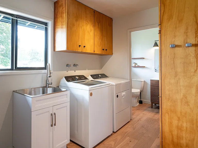Laundry & powder room