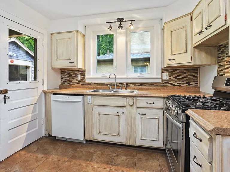 804 Center Ave — Photo 10
