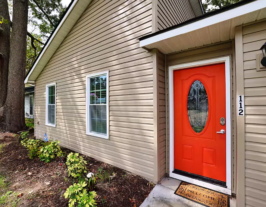 4 bed, 2.5 bath, 1616 sqft, $4,000 — Photo 2