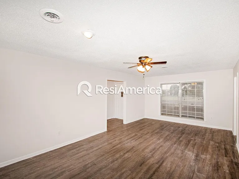 1106 Rasco Rd W — Photo 2
