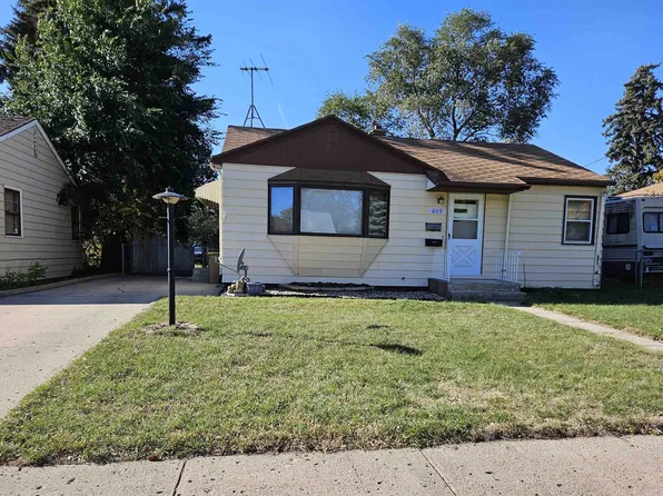609 14th St NW, Minot, ND 58703