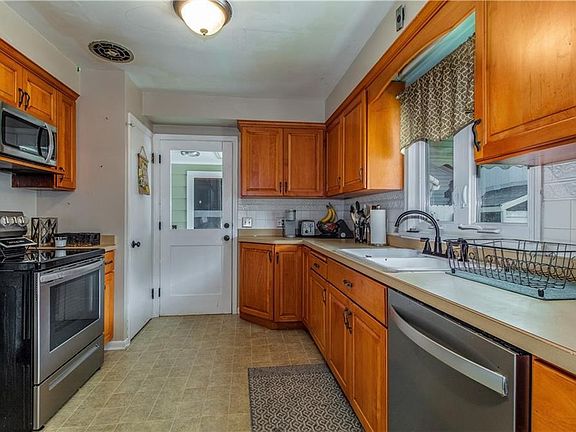 4th image of 284 Bloor St