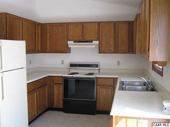 4th image of 392 Jefferson Dr