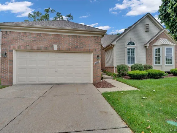 1090 Churchill Cir, Rochester, MI 48307