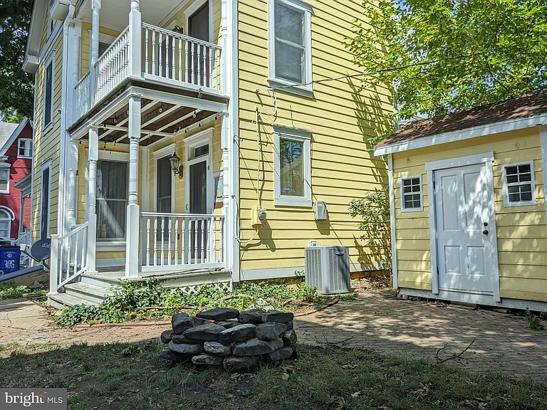 306 N Locust St — Photo 27