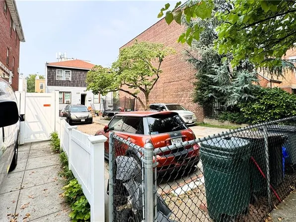 21-28 72nd St, East Elmhurst, NY 11370