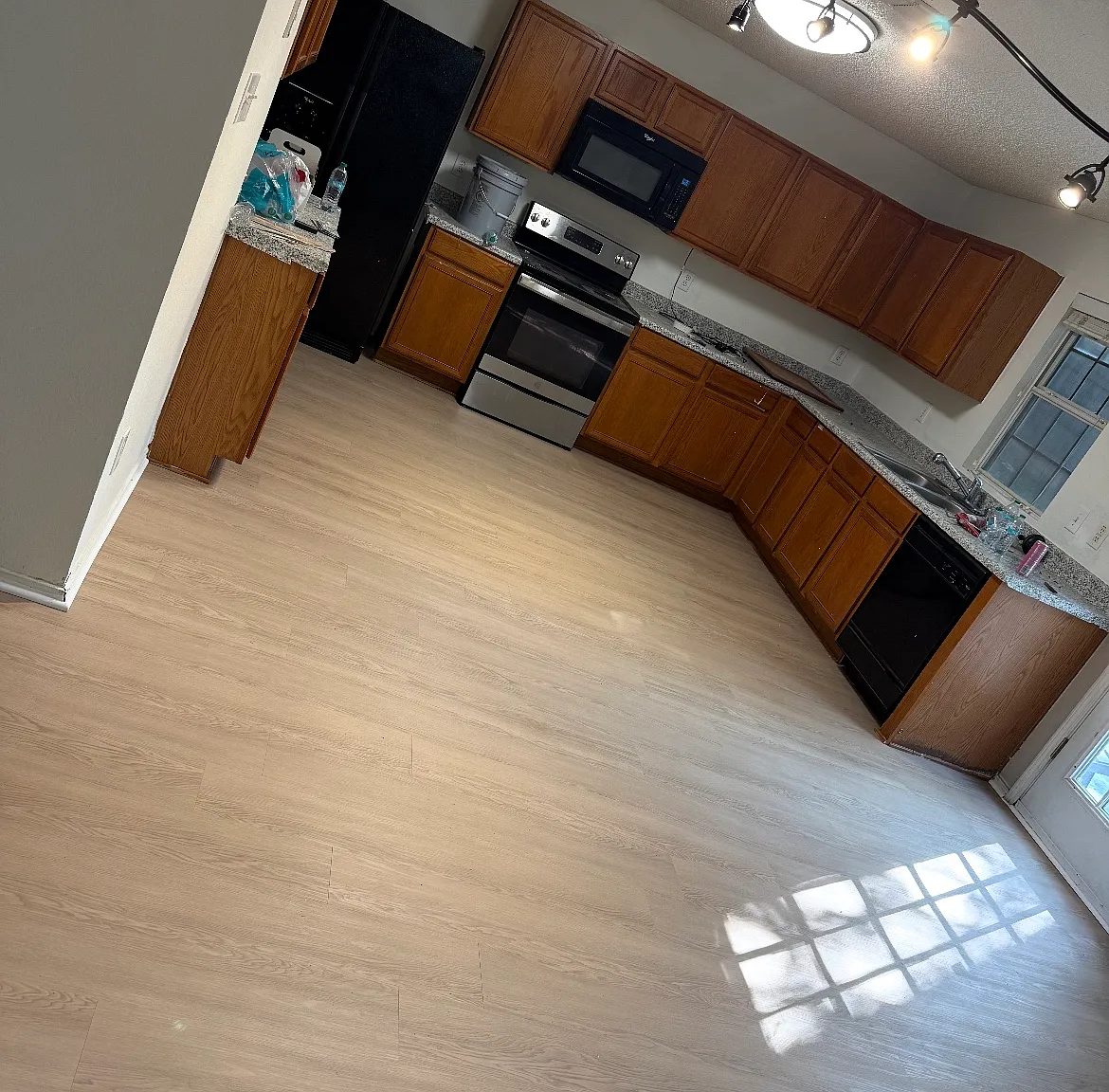 4 bed, 2.5 bath, 2763 sqft, $2,400 — Photo 1