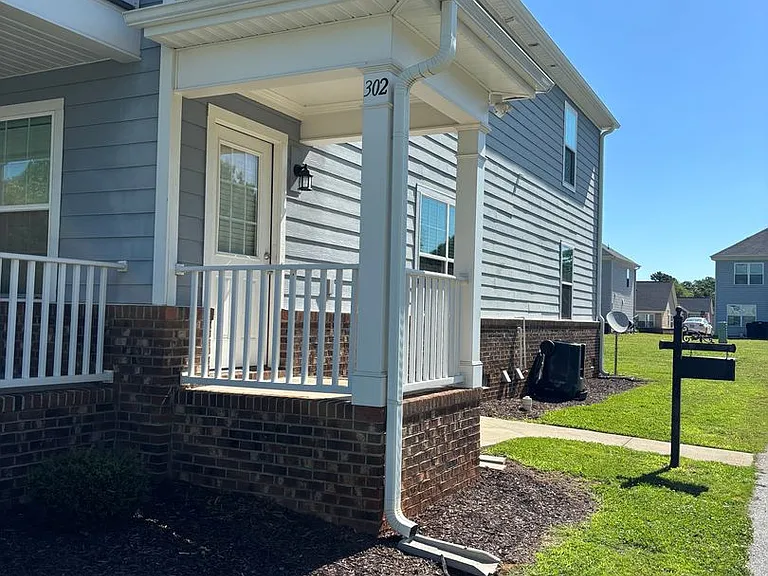 302 Royalview Dr — Photo 9