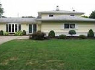 6027 Park Ridge Dr, North Olmsted, OH