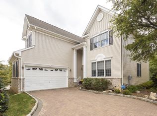 4 Isabella Ct, Middletown, NJ 07748