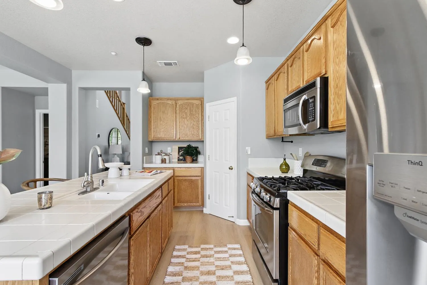 4 bed, 2395 sqft, $3,695 — Photo 4