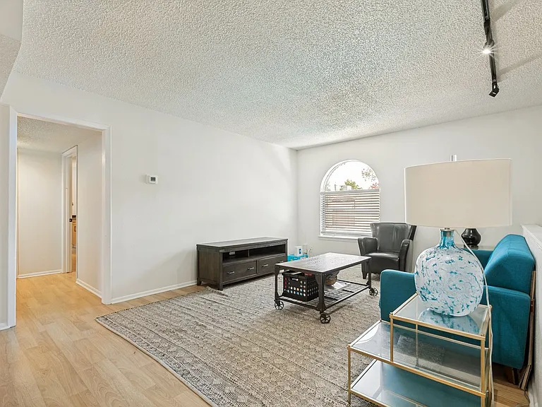 102 Vassar Ln #17 — Photo 4