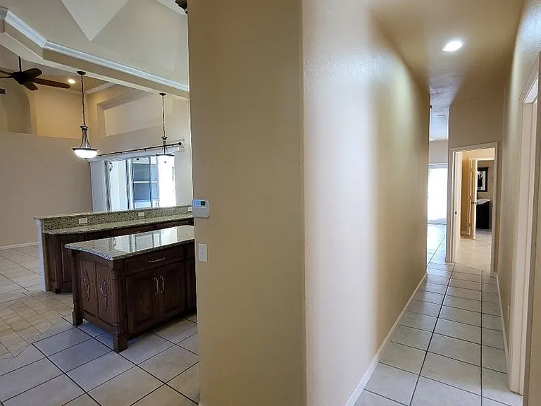 3323 SW 27th Pl — Photo 4