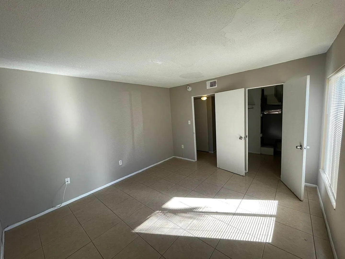 Nice Unit For Rent 1/1 Excellent Location!! — Photo 2