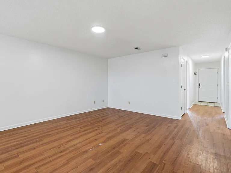 Mid-Town Apartments — Photo 42