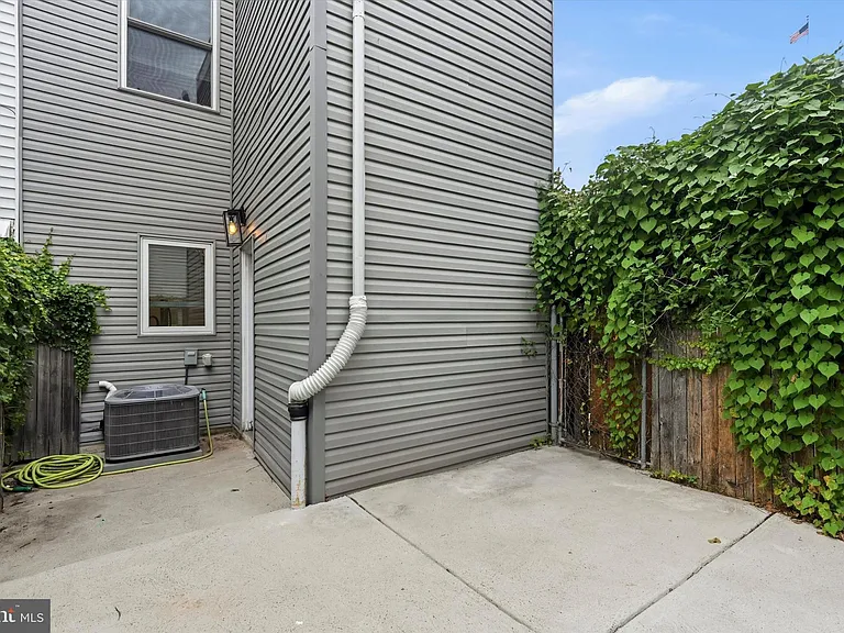 530 E Thompson St — Photo 8