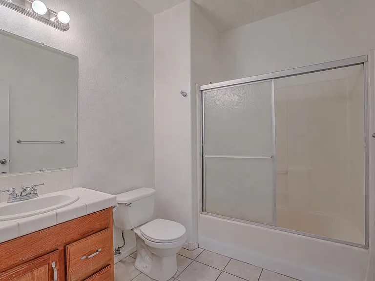 1909 Girard Blvd NE — Photo 26
