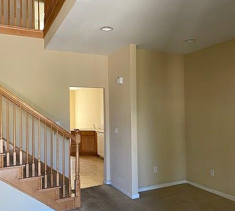 5th image of 281 Fieldstone Dr