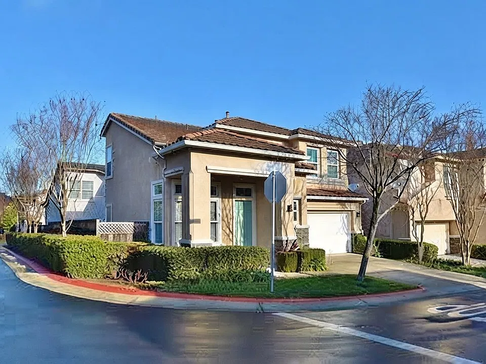 2 Poppy Hills Ln
