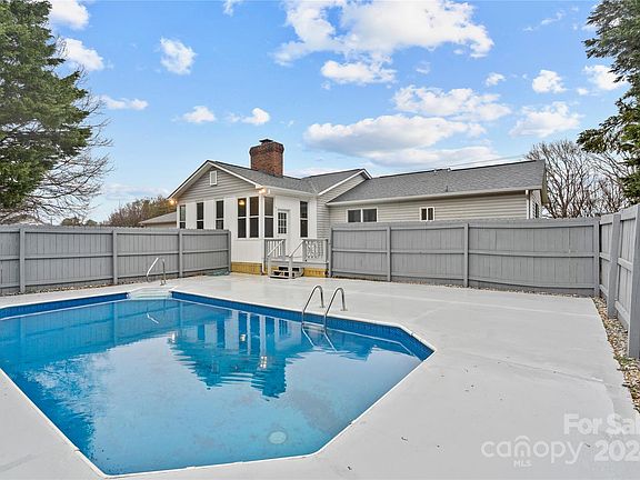 3rd image of 2090 Cardinal Hill Dr
