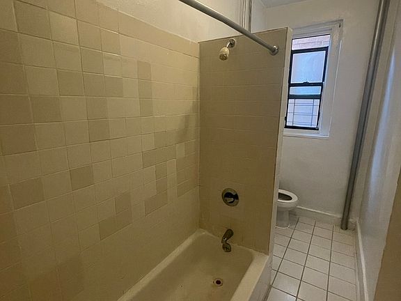 4th image of 2116 Daly Ave #2B
