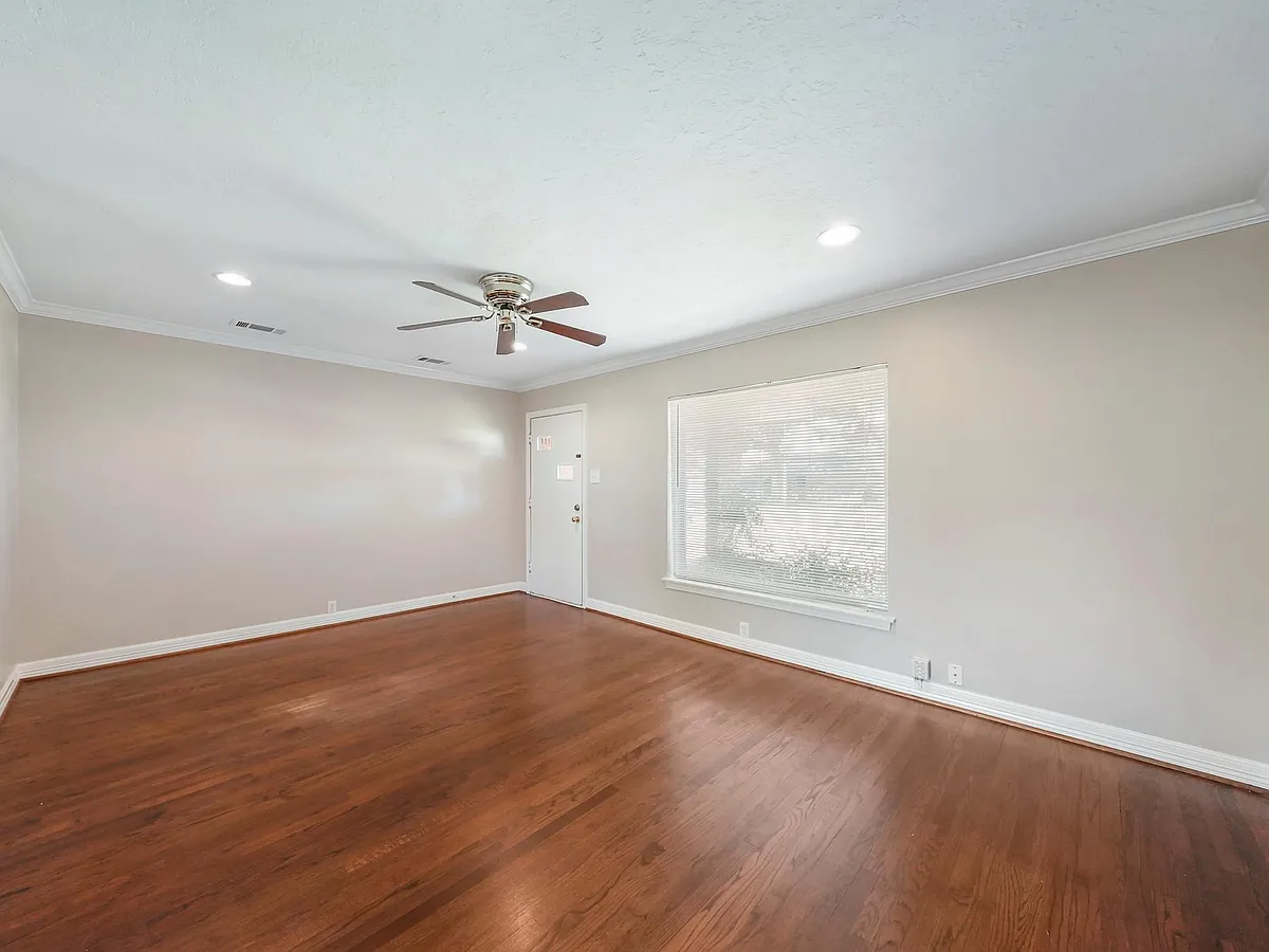 Building Photo - 1115 W 31st St
