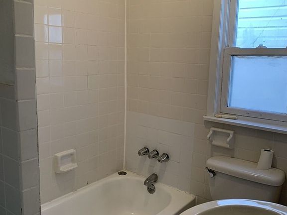 4th image of 2421 Dean St #2A