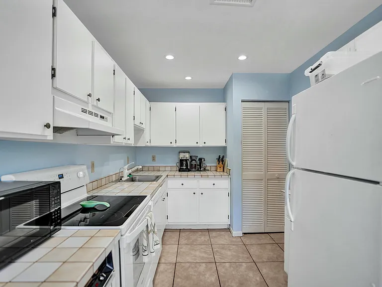 19 Stratford Dr E #F — Photo 6