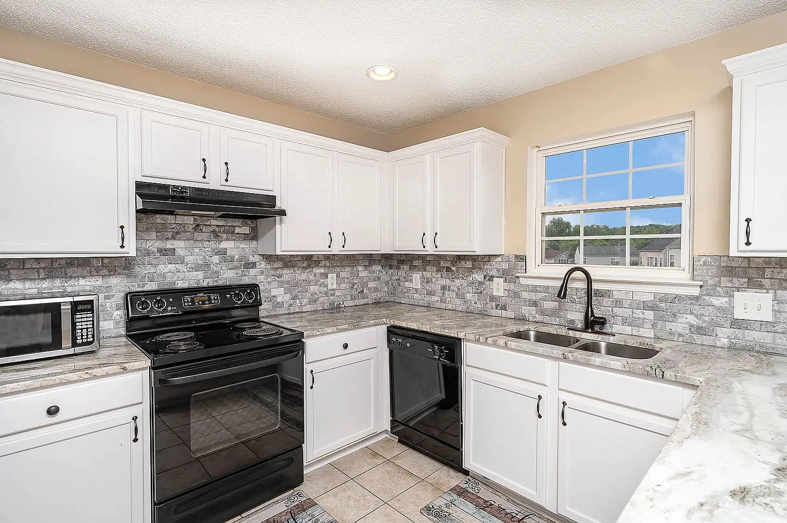 6 bed, 2320 sqft, $710 — Photo 3