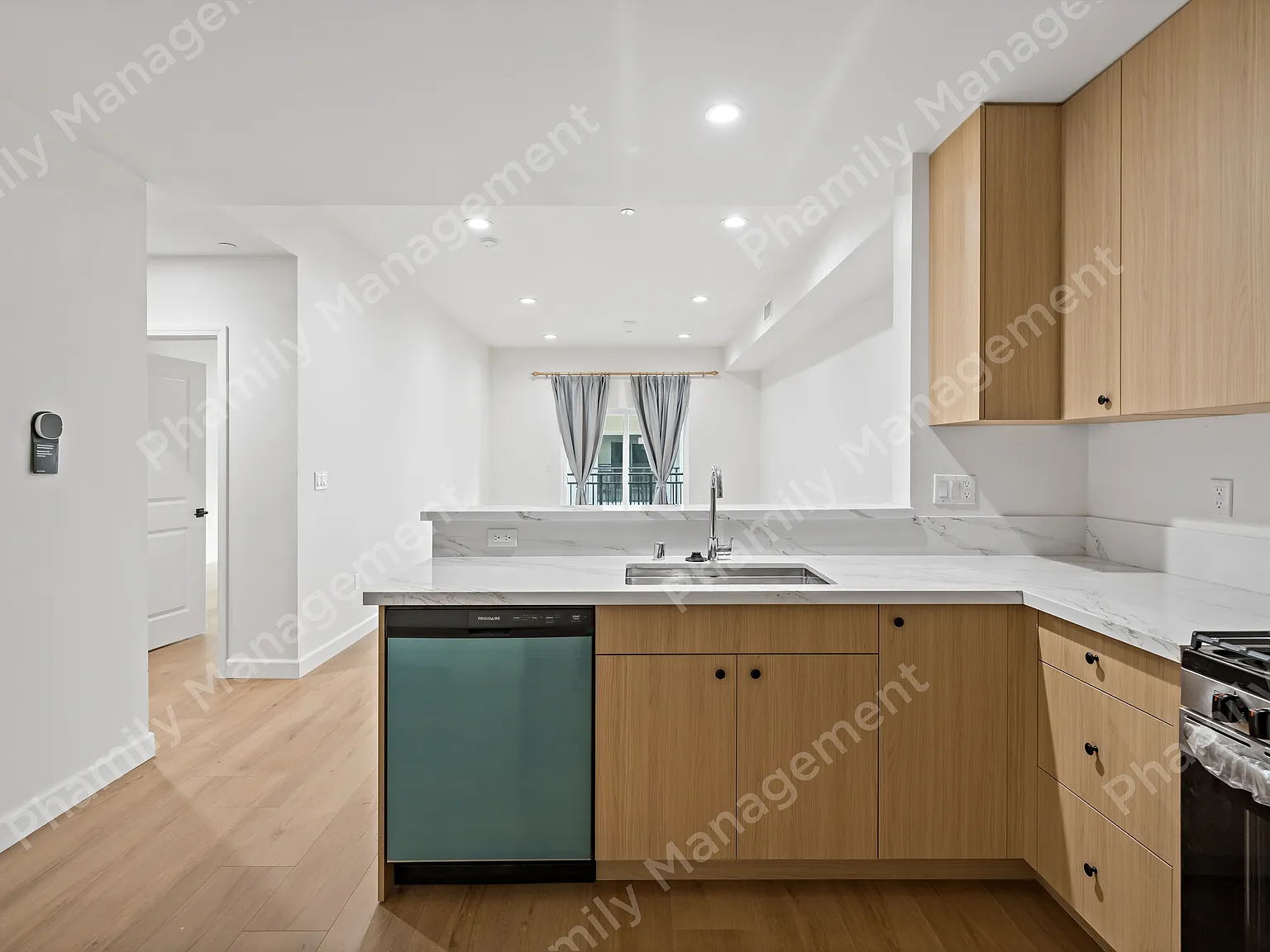 15861 Main St — Photo 3