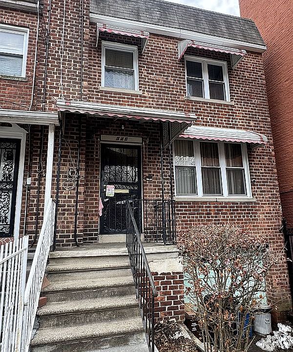 1st image of 946 E 215th St