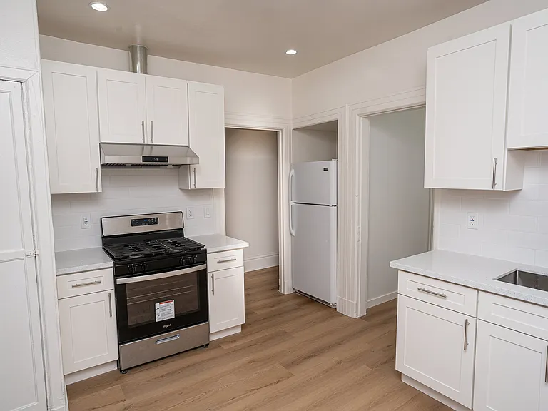 1048 Montgomery St — Photo 11