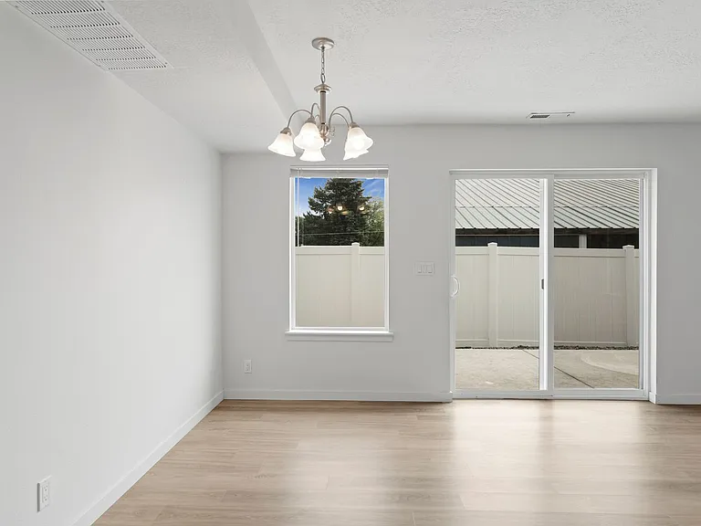 1510 N Michigan Ln — Photo 6