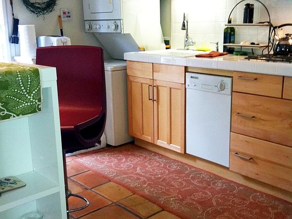 Venice guest house with washer/dryer in unit. Convenient kit