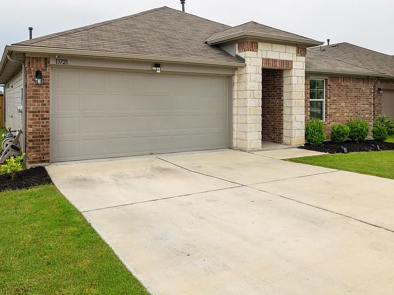 13721 Cantarra Dr — Photo 1