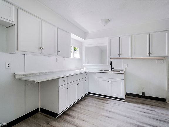 2nd image of 292 N Edgehill Ave