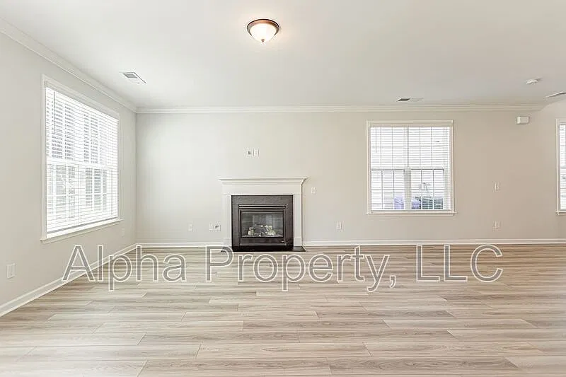 4 bed, 3.0 bath, 2418 sqft, $2,899 — Photo 4