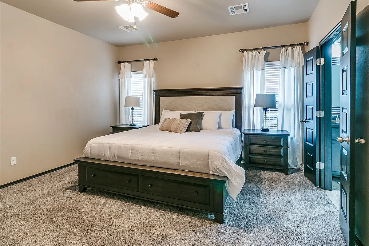 4 bed, 2288 sqft, $4,800 — Photo 2