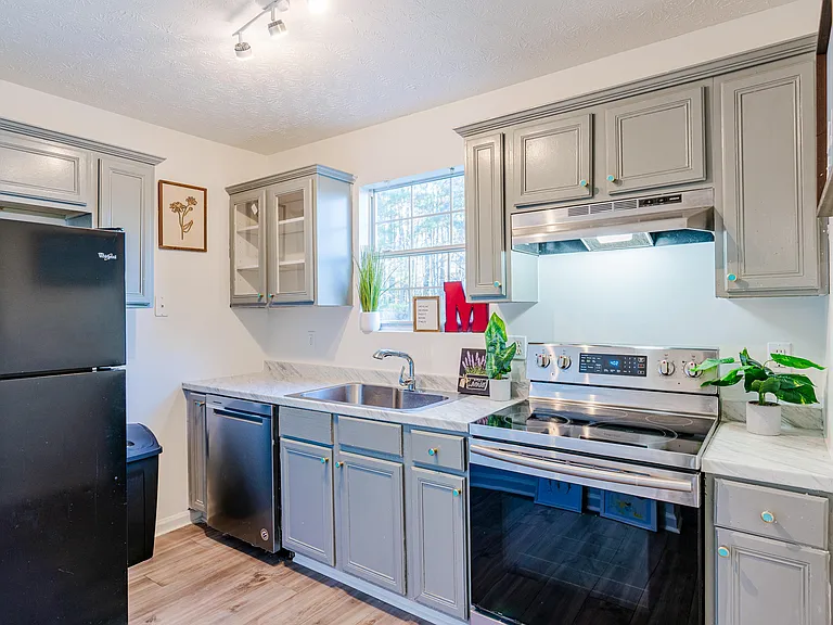 Lineview Dr — Photo 9