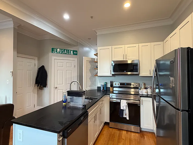 498 E Broadway #1 — Photo 2