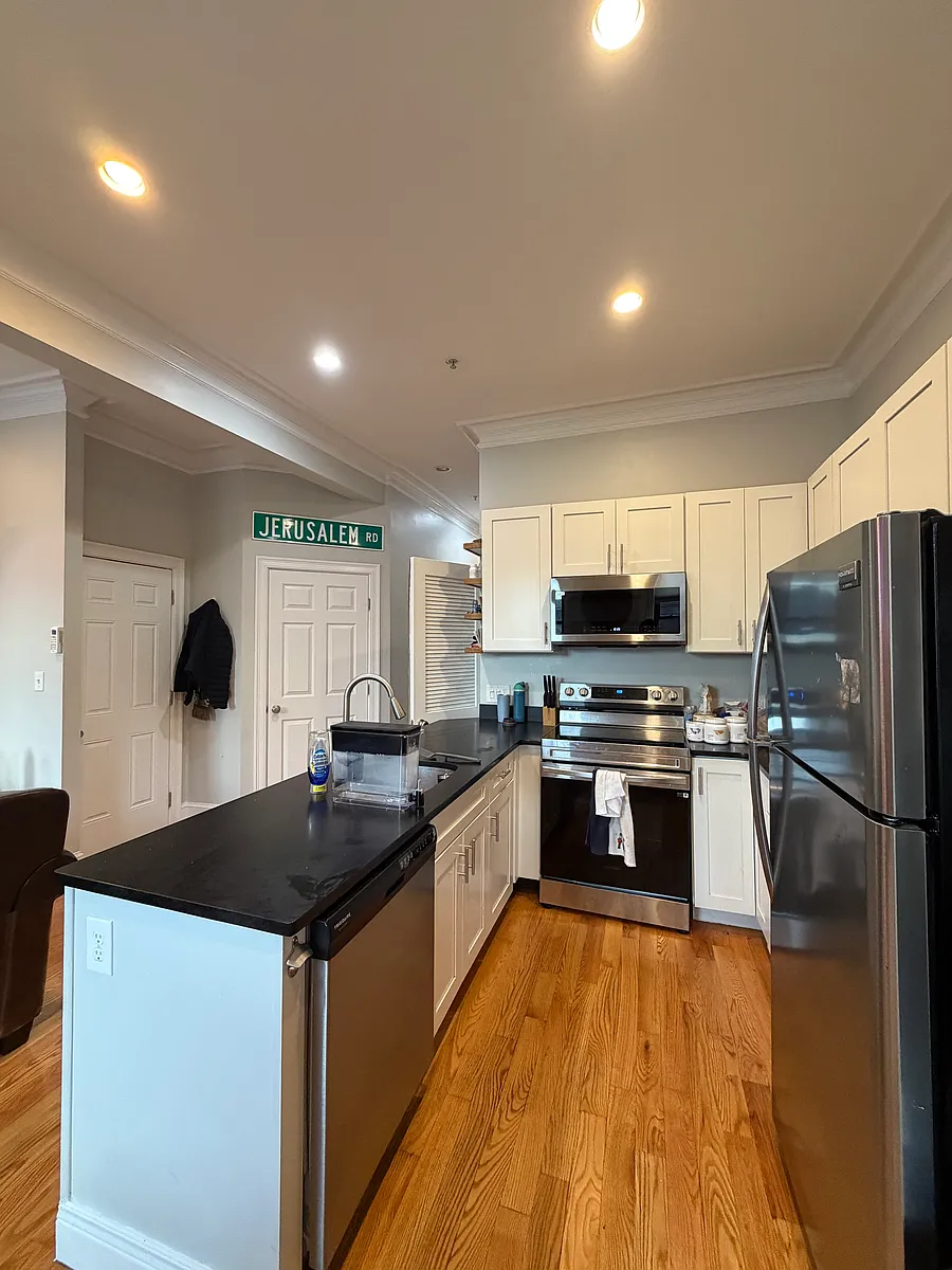 Building Photo - 498 E Broadway #1