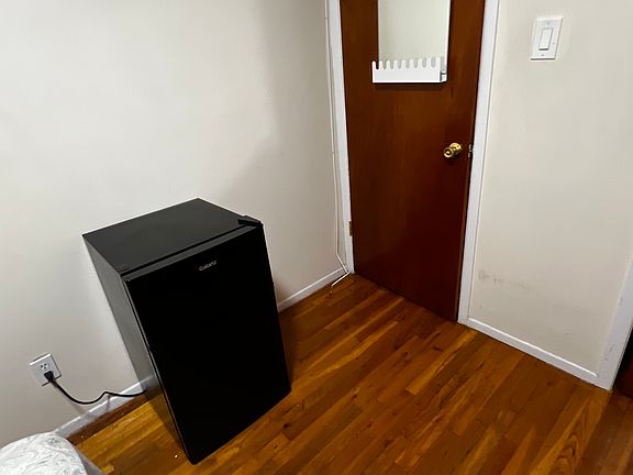 4th image of 1423 Ovington Ave