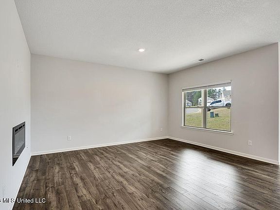 4th image of 87 Banks Blvd