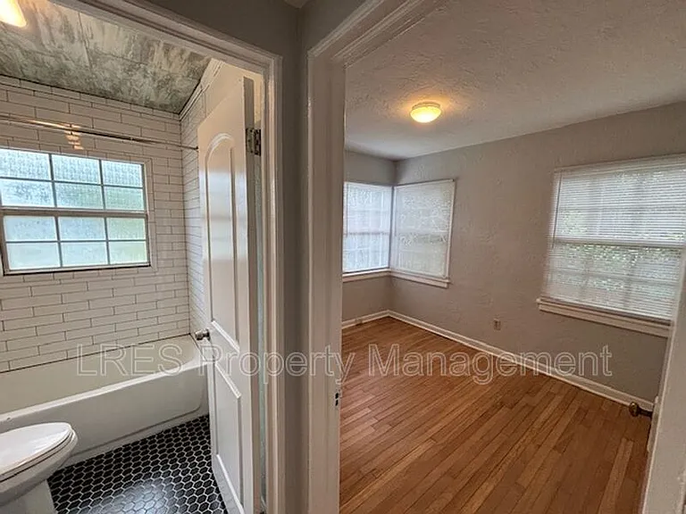 429 Wiltshire Rd — Photo 17