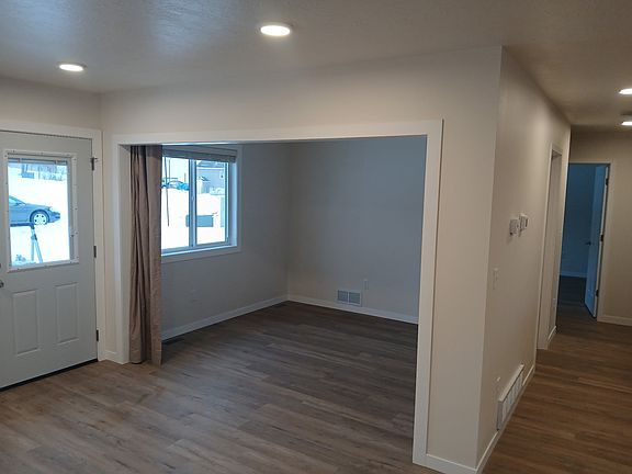 5th image of 146 N Grunberg Ave