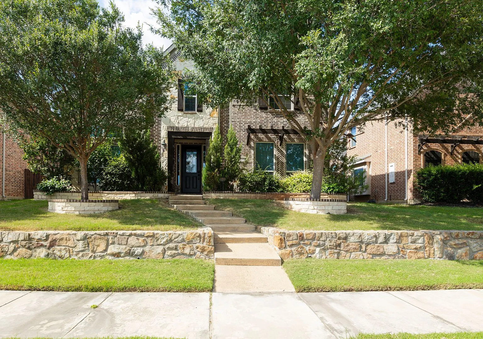 This beautifully maintained 5-bedroom, 4.5-bath home offers a spacious and thoughtfully designed ... — Photo 2