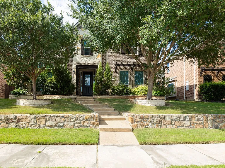 1352 Bentgrass Dr — Photo 2