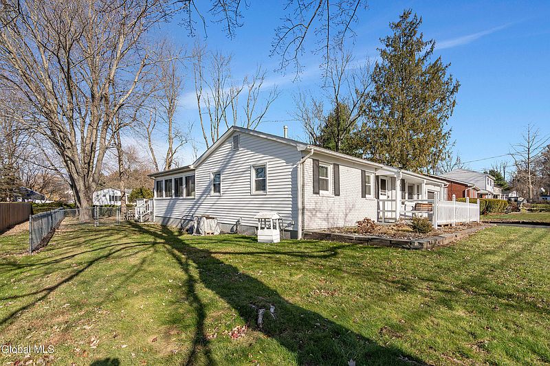 4th image of 36 Bloomingdale Avenue