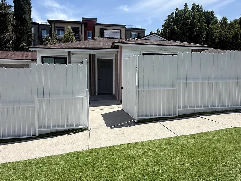 22157 Clarendon St #B — Photo 18