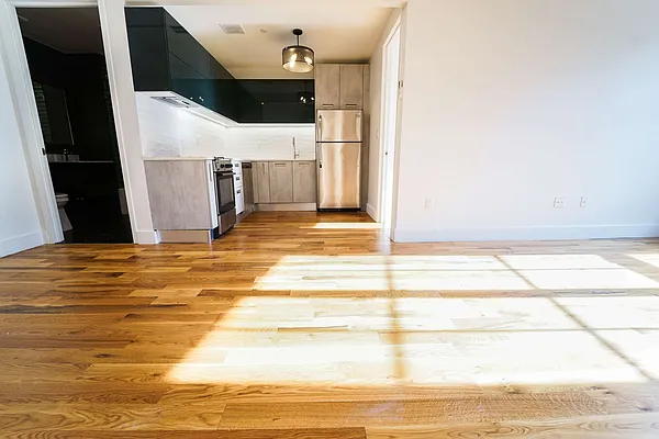 Rented by Manhattan Management LLC | media 85